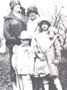 Grace Budd (right) pictured with her mother and siblings, 1934 press photograph