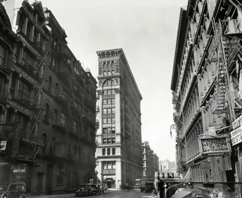 Manhattan streetscape near Broome Street, early 20th century